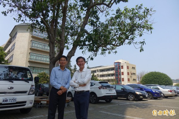 彰化縣文化局長陳文彬(圖右)重回彰化高中,在玉蘭樹下與彰中圖書館主任呂興忠話當年。(記者劉曉欣攝)