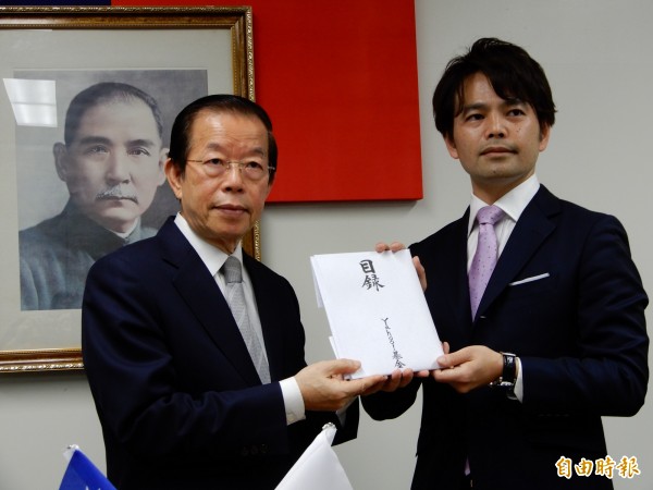 日本雅虎基金理事西田修一(右)13日捐出由16萬名網友捐的1億4千多萬圓花蓮賑災善款。(記者林翠儀攝)
