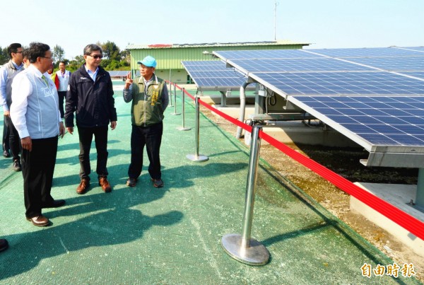 桃園市長鄭文燦（左）現勘新屋區後庄掩埋場設置太陽光電容量的運轉成果。（記者李容萍攝）