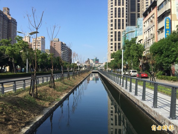水利局施作懸吊式步道,打造民生綠色廊道,營造親水環境。(記者陳文嬋攝)