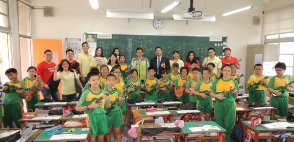 南市赤崁文化關懷協會藝文志工到小學推廣在地文史研習與烏克麗麗樂器演奏教學。(資料照)