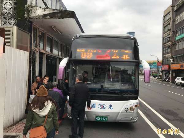 基隆大眾運輸使用率全國排名第二僅次台北市,這次雙北月票未找基隆討論,很多通勤到台北上班、上課的基隆市民都覺得可惜。(記者林欣漢攝)
