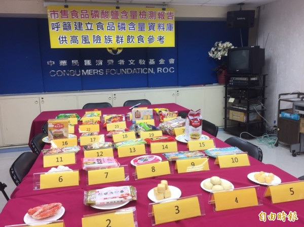 消基會抽查市售火鍋料、餅乾零食等食品,發現有些磷、磷酸鹽含量都超過2000毫克偏高。(記者陳宜加攝)
