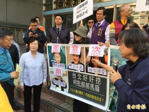 台北市長柯文哲今前往士林區公所主持里長會議,前北市府廉政委員會委員方儉,集結環團草山盟、里長,於區公所大門當面向柯遞交陳情書。(記者周彥妤攝)