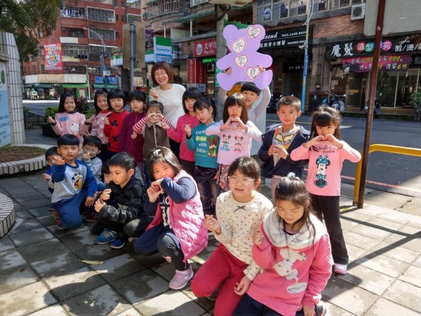 安溪國小發起的愛心活動，一年級小朋友們努力思考，推出「一張發票愛不罕見」，將募集到發票來捐贈給罕病基金。（安溪國小提供）