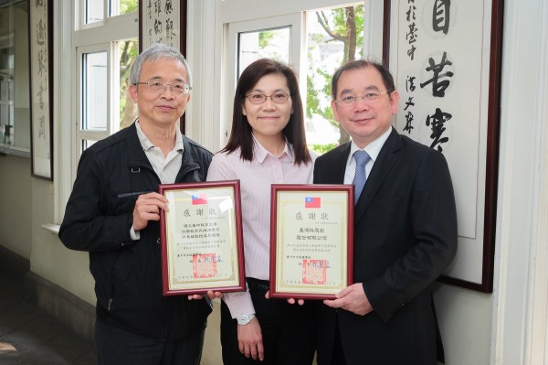 台灣科思創總經理李銘城創辦科學社團 -「 科思創魔法材料學校科學俱樂部」,並與國立臺中教育大學科學教育與應用系教授許良榮(左)及其團隊合作,為臺中市立啟聰學校注入該校史上第一次的長期科教資源。(業者提供)