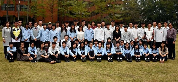107年大學入學繁星推薦放榜,私立興國高中通過或錄取醫學及其他校系總計50人,校方表示,學生錄取科系皆以興趣為重。(圖由興國高中提供)