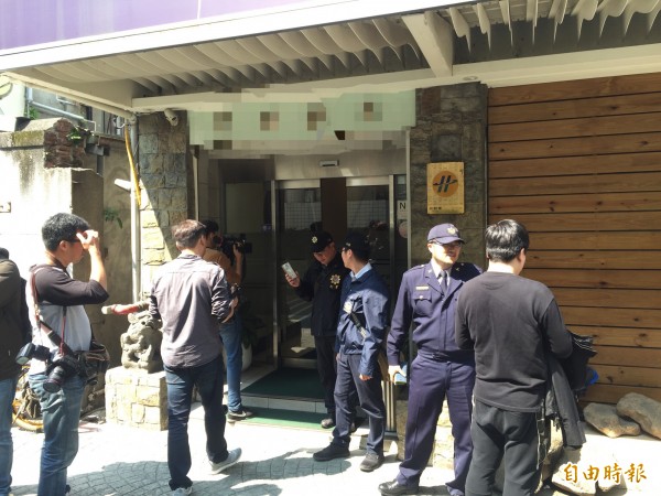 檢警重返旅店勘察。(記者陳恩惠攝)