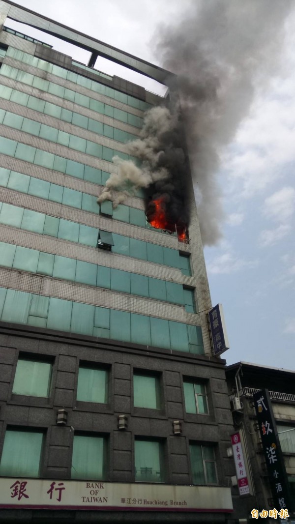新北市板橋中山路台銀分行所在的大樓7樓著火,竄出熊熊火焰。(記者吳仁捷攝)