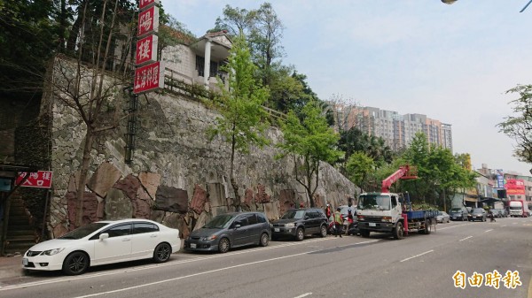 桃園市龜山區今早發生路樹砸傷無辜騎士案,所幸被樹砸的騎士,送醫後並無大礙。(記者魏瑾筠攝)