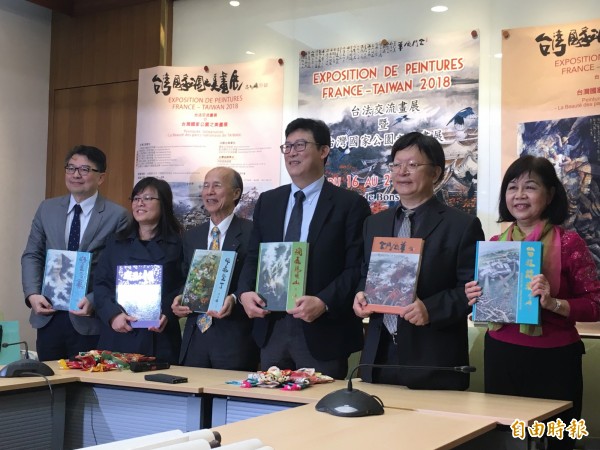 陳銘顯(右一)將率領34名現代國畫派的台灣畫家,前往法國展出、交流,以畫作展現台灣的國家公園之美。(記者鄭鴻達攝)