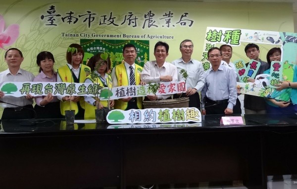 台灣西部海岸線逐年退縮,南市農業局25日將在將軍漁港港口南側沙岸擴大舉行植樹活動,護岸從「樹」、森護台南。(圖由南市農業局提供)