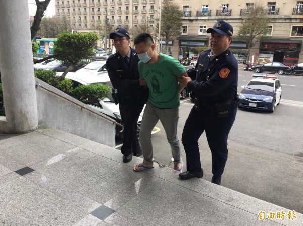 彭姓男子(中)被警方送辦。(記者周敏鴻攝)
