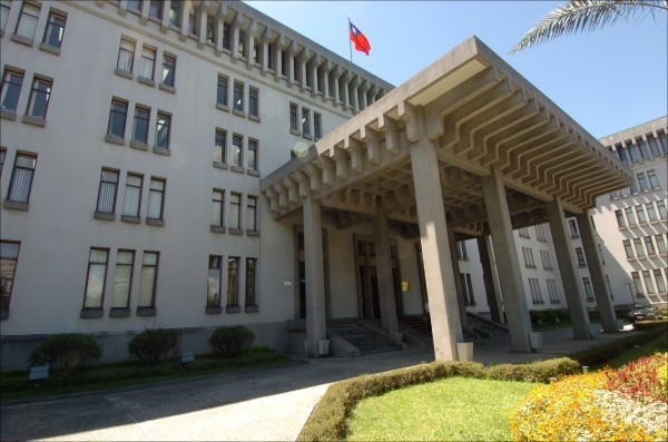 日前有民眾爆料指出,瑞士政府將把台灣人駕照的家鄉地由「台灣」改為「中國」。外交部今天表示,經我駐館查證,確認無此情形。圖為外交部。(資料照)