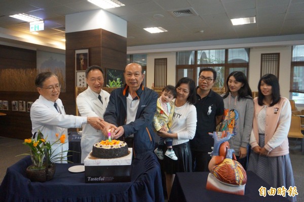 60歲林有仁(左三)鬼門關前走一遭,切蛋糕慶祝重生。(記者歐素美攝)