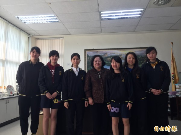 新竹市明星高中新竹女中今年有22人繁星錄取國立大學,並有3人通過醫學系第一階段,其中錄取台大有2人,校長呂淑美肯定錄取台大及醫學系學生的表現。(記者洪美秀攝)