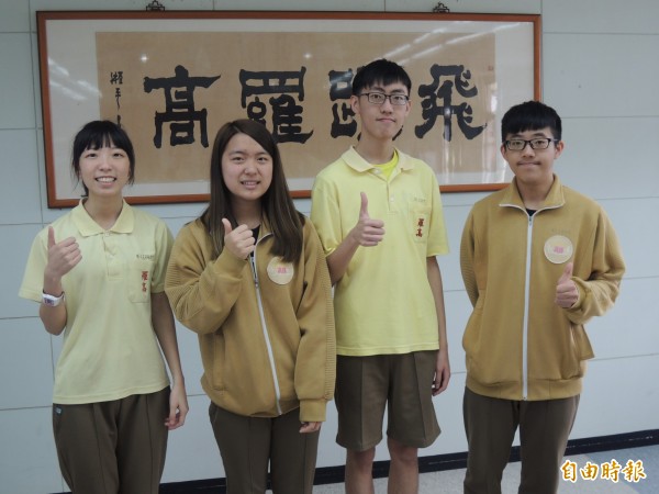 羅高張媄姞(左起),林妍伶,蔣祐承,彭翔錄取台大。(記者江志雄攝)