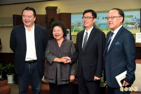 立委陳其邁專程拜訪高雄市長陳菊,兩人聊了九十分鐘(記者張忠義攝)