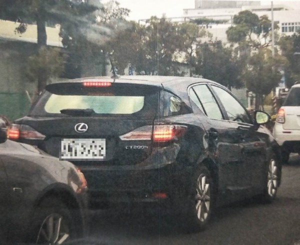 高雄檢調查扣Lexus CT200H車輛1部,傳喚犯罪嫌疑人及證人共12人,懷疑養工處康姓分隊長涉貪,車貸由包商支付。(記者黃良傑翻攝)