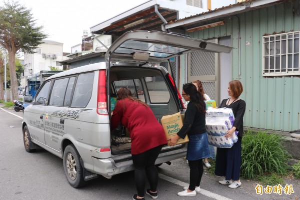 雖然關懷訪視車輛老舊,仍擋不了社工前進偏鄉服務。(記者王秀亭攝)