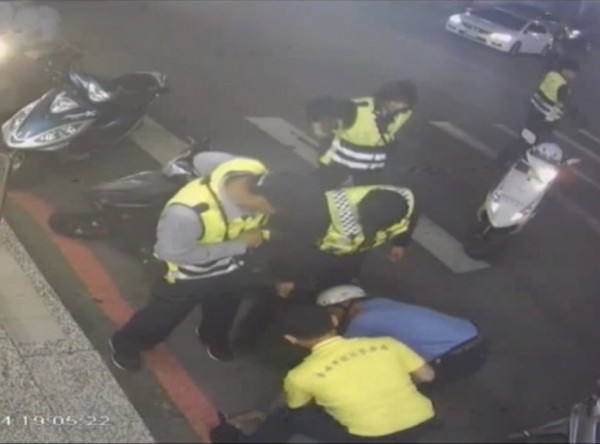 程嫌正要離開超商時,被警方與熱心民眾合力圍捕,壓制在地。(記者萬于甄翻攝)