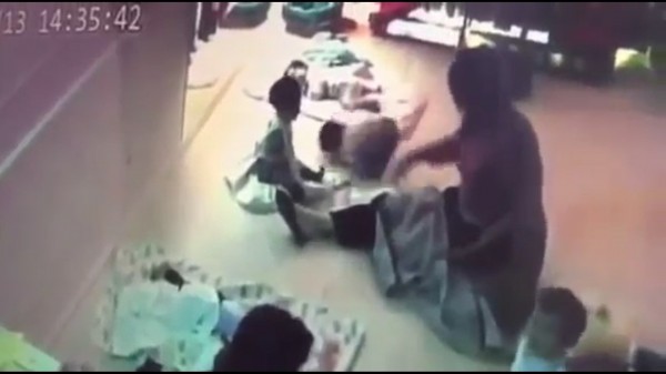 保母將嬰兒打得頭部著地。(記者張瑞楨翻攝自爆料公社)