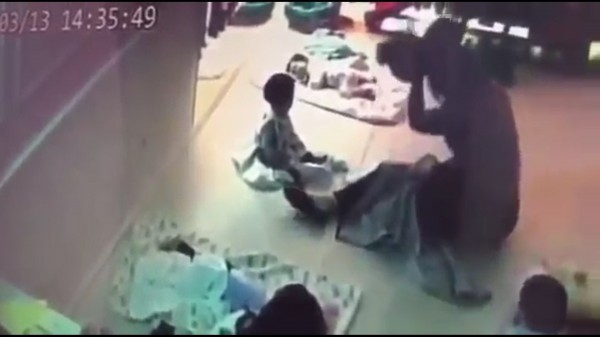 保母將嬰兒高舉過頭,再重摔地板上。(記者張瑞楨翻攝自爆料公社)