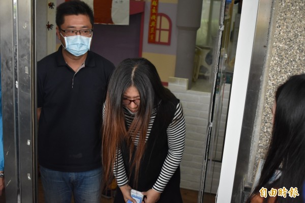 吳姓園長不斷鞠躬道歉,並指此事不包庇,已依法通報社會局,由司法調查中。(記者張瑞楨攝)