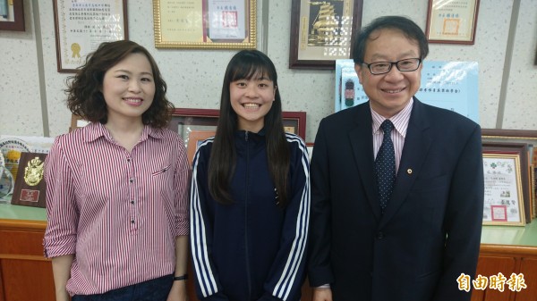 林妤慈（中）一連2年與指導教員郭美伶（左）一同代表台灣赴日列入國際高中生鑽研會，校長李俊賢（右）對她的表現讚賞有加。（記者劉婉君攝）