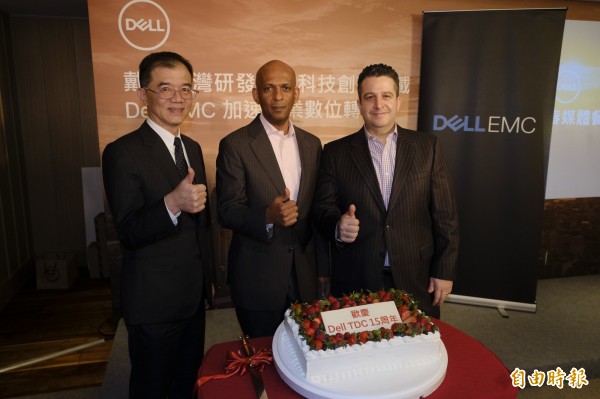 戴爾台灣研發中心歡慶15周年，（由左至右）：Dell EMC台灣區總經理廖仁祥、戴爾台灣研發中心董事總經理暨電腦研發部副總裁Kefetew Selassie、戴爾台灣研發中心董事總經理暨Dell EMC伺服器研發部副總裁 Edward Yardumian。（記者陳炳宏攝）