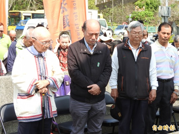 自由台灣黨主席蔡丁貴（左2）與眾人為當年犧牲戰死的二七部落青年軍默哀。（記者佟振國攝）