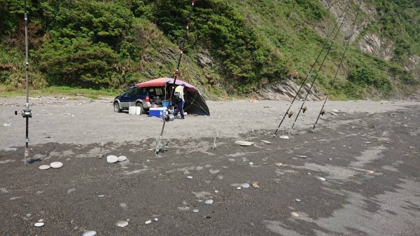 ä¸åé£å®¢ä»åå¾åæ¾³ç¥ç§æµ·çé£é­ï¼ä½ç¾å ´åªè¦é£å·ãå©æ¢çï¼æªè¦é£å®¢èº«å½±ï¼ç¾ç±æ¶é²å®ä½åå°ãï¼è¨èå¼µè­°æ¨ç¿»æï¼