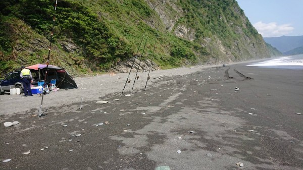 ä¸åé£å®¢ä»åå¾åæ¾³ç¥ç§æµ·çé£é­ï¼ä½ç¾å ´åªè¦é£å·ãå©æ¢çï¼æªè¦é£å®¢èº«å½±ï¼ç¾ç±æ¶é²å®ä½åå°ãï¼è¨èå¼µè­°æ¨ç¿»æï¼