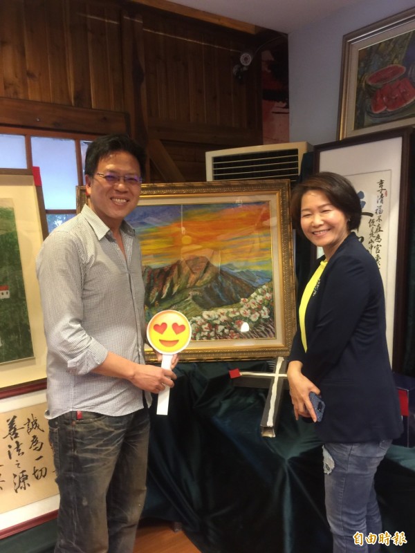 雲林縣張雅棠宇宙瑜珈能量協會理事長張喜月「玉山」畫作以23萬元最高價拍賣出。(記者廖淑玲攝)