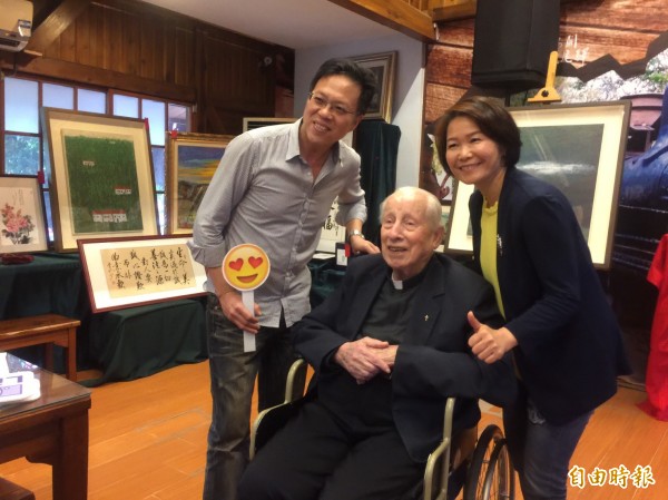 96歲畢耀遠(中)神父帶頭捐出100萬元,感動全場。(記者廖淑玲攝)