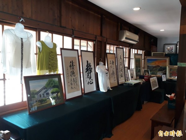 知名服裝設計師林國基捐出他所設計的衣服拍賣。(記者廖淑玲攝)