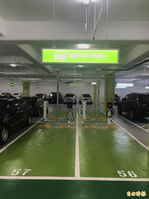 赤土崎停車場是竹市首座提供4個電動車環保充電柱停車格的停車場，方便電動車停車還可免費充電。（記者洪美秀攝）