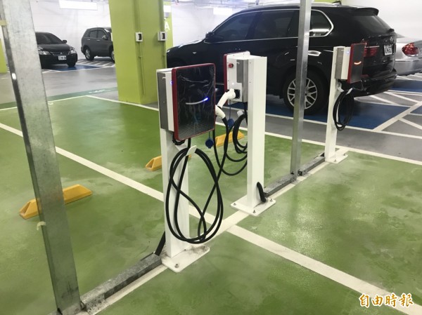 新竹市赤土崎停車場16年來未曾改善過,市府啟動停車場再生計畫,除改善停車場環境視覺,更是首座提供4個電動車環保充電柱停車格的停車場,方便電動車停車還可免費充電。(記者洪美秀攝)