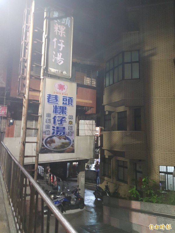 基隆市安一路巷頭粿仔湯營業超過60年,從安一路安樂市場斜對面斜坡下到巷弄,就是好吃的巷頭粿仔湯。(記者俞肇福攝) 基隆市安一路巷頭粿仔湯營業超過60年,從安一路安樂市場斜對面斜坡下到巷弄,就是好吃的巷頭粿仔湯。(記者俞肇福攝)