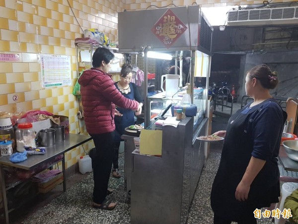 基隆市安一路巷頭粿仔湯營業超過60年,粿仔湯湯頭鮮美、粿仔條好吃不礙胃。(記者俞肇福攝) 基隆市安一路巷頭粿仔湯營業超過60年,粿仔湯湯頭鮮美、粿仔條好吃不礙胃。(記者俞肇福攝)