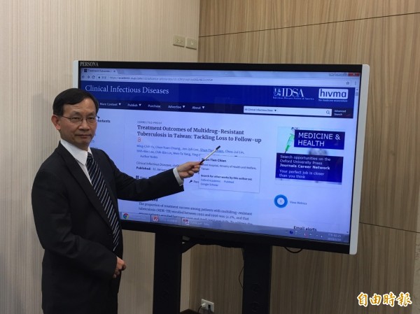 萬芳醫院研究副院長余明治說明國內「多重抗藥性結核病醫療照護體系」研究成果。(記者林惠琴攝)