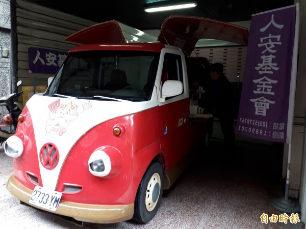 劉志枰今天在新竹人安基金會，啟動「愛心胖卡餐車」全台巡迴煮熱食給街友溫飽的首航站。（記者洪美秀攝）
