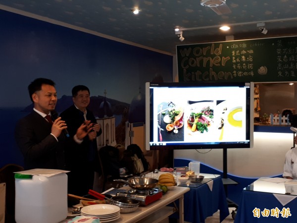 日本JR觀光列車的法式行政主廚相山洋明首次到台灣，向世界高中學生展現法式桌邊服務及投入法式料理的過程，讓學生印象深刻。（記者洪美秀攝）