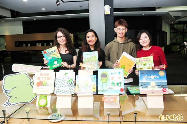 靜宜大學「蓋夏圖書館」與網路書店合辦全國首創的「春日旅蛙閱讀趣」書展。(記者張軒哲攝)