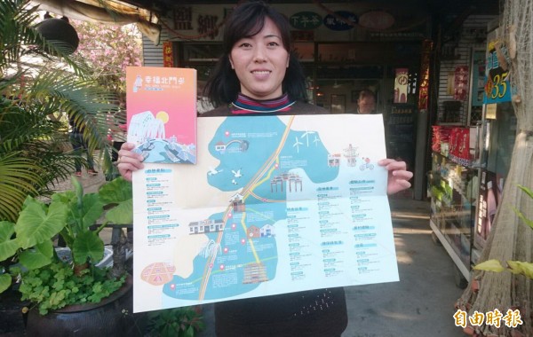 「幸福北門旅遊手冊」、「北門旅遊故事地圖」，讓旅客可以快速領會北門的旅遊指南。（記者楊金城攝）