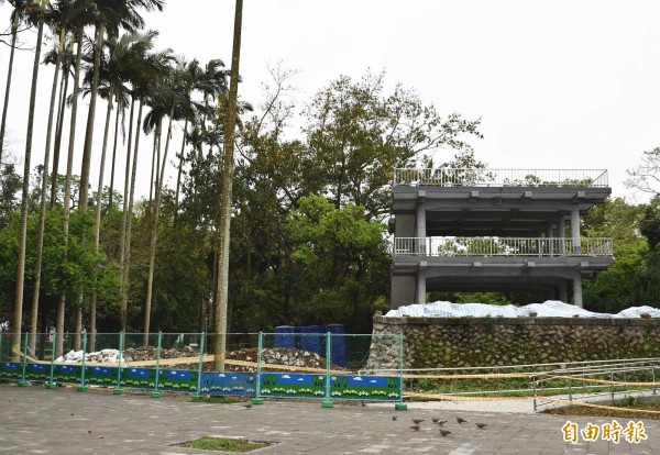 大溪神社主殿拆除遺留的礎石改建成了超然亭，市府風管處計畫沿著超然亭往下新建陀螺滑梯。（記者李容萍攝）