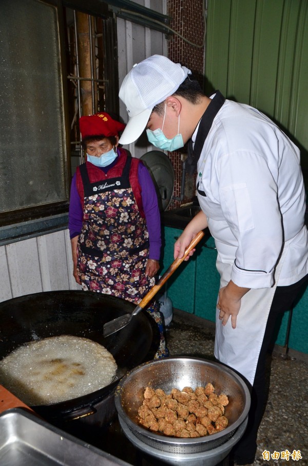  阿嬤志工與年輕學子進行廚藝交流。（記者吳俊鋒攝）