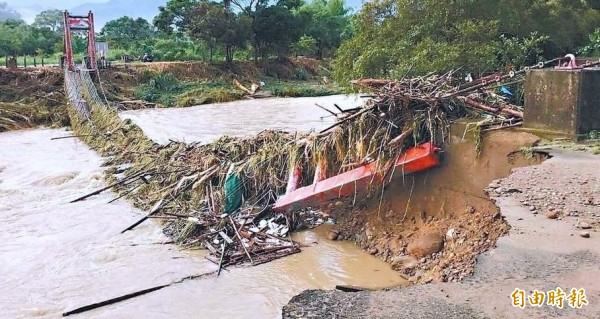 南投縣竹山鎮街尾溪俗稱「情人橋」的下坪吊橋，去年六一豪雨中被沖毀的情形。（資料照）