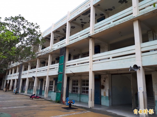 新竹市政府啟動新校園運動，其中民富國小東棟教室拆除重建工程舉行動土儀式，耗資1.2億元，預計明年7月完工。（記者洪美秀攝）