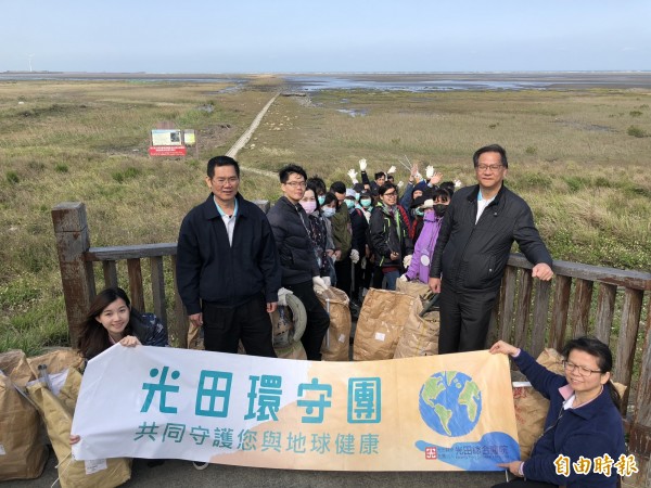 光田醫院響應322是世界水資源日，宣導珍惜水資源於高美濕地認養區舉行淨灘活動。（記者張軒哲攝）